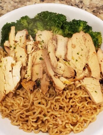 ramen noodles with grilled chicken and broccoli dry style