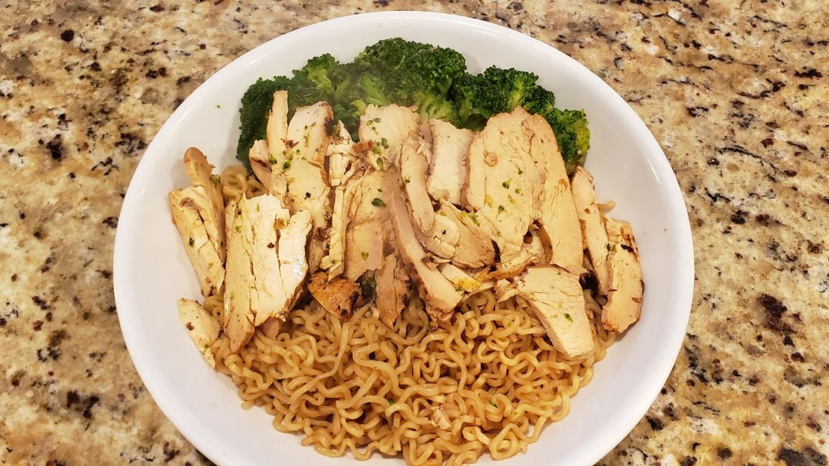ramen noodles with grilled chicken and broccoli dry style