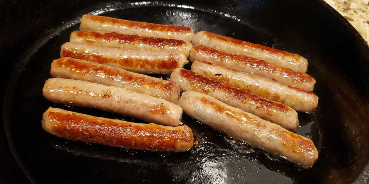 breakfast sausage links in cast iron pan
