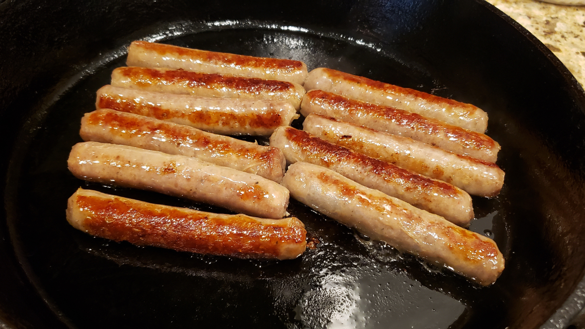 breakfast sausage links in cast iron pan