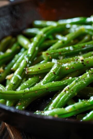 Close-up_of_fresh_French_green_beans_sauted_in_a_